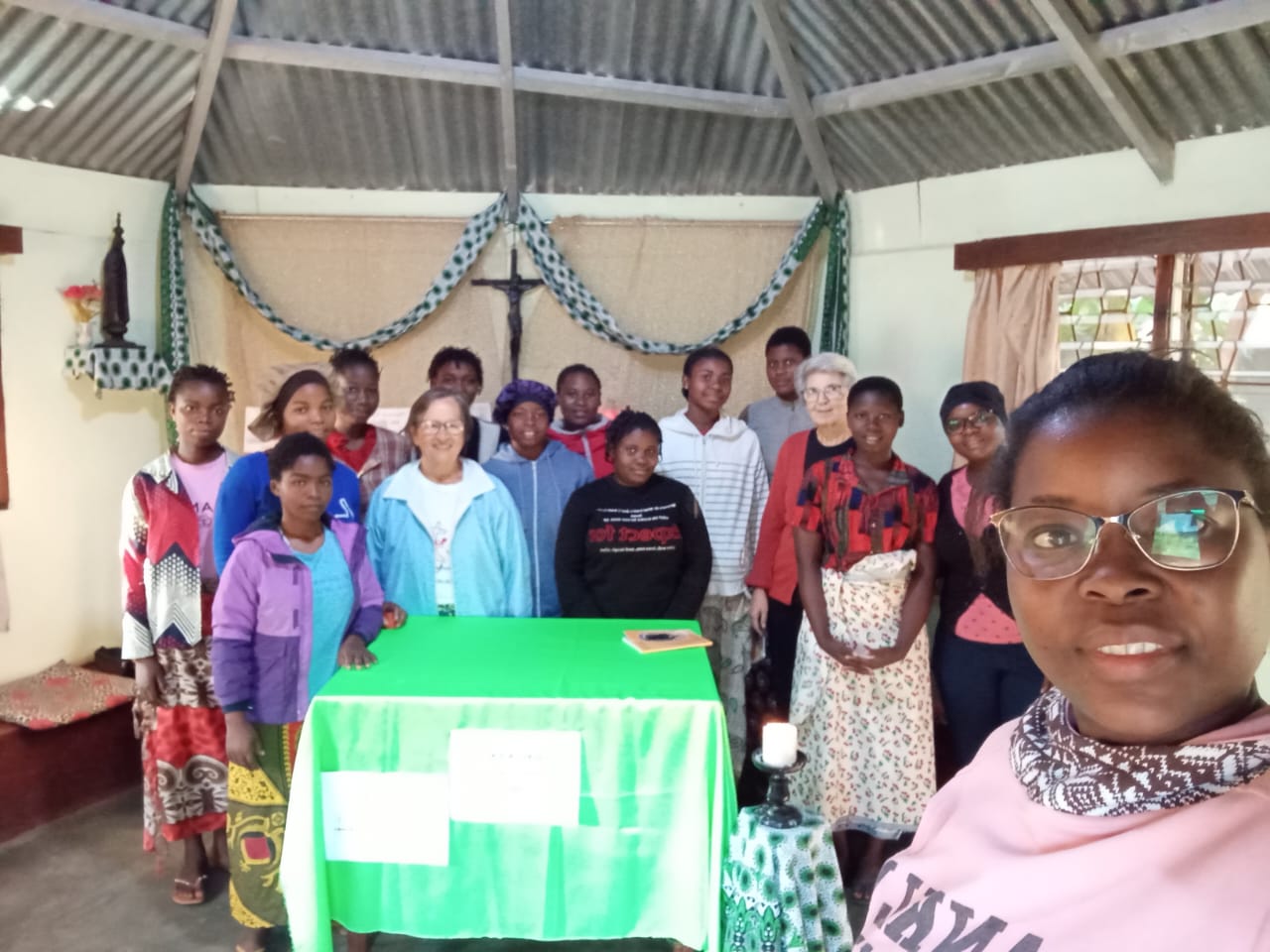 Irmãs e jovens ICM — Moçambique